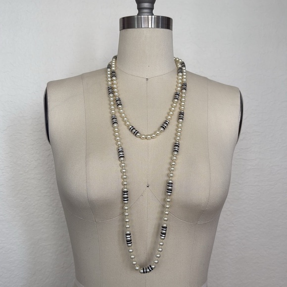 VINTAGE⚜️CLASSY Cultured Faux Pearl & Crystal Necklace - Picture 2 of 15